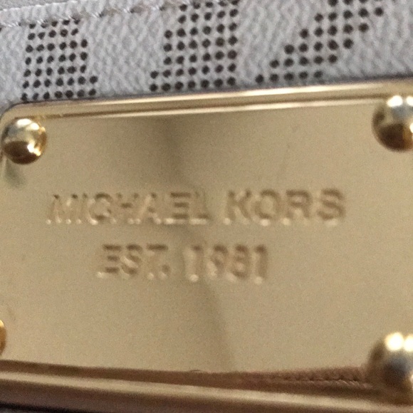 Michael Kors wristlet. - Picture 4 of 4